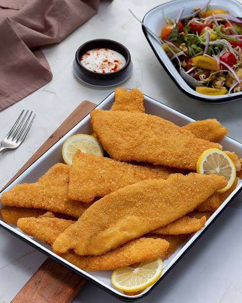 Milanesas de merluza doradas y acompañadas
